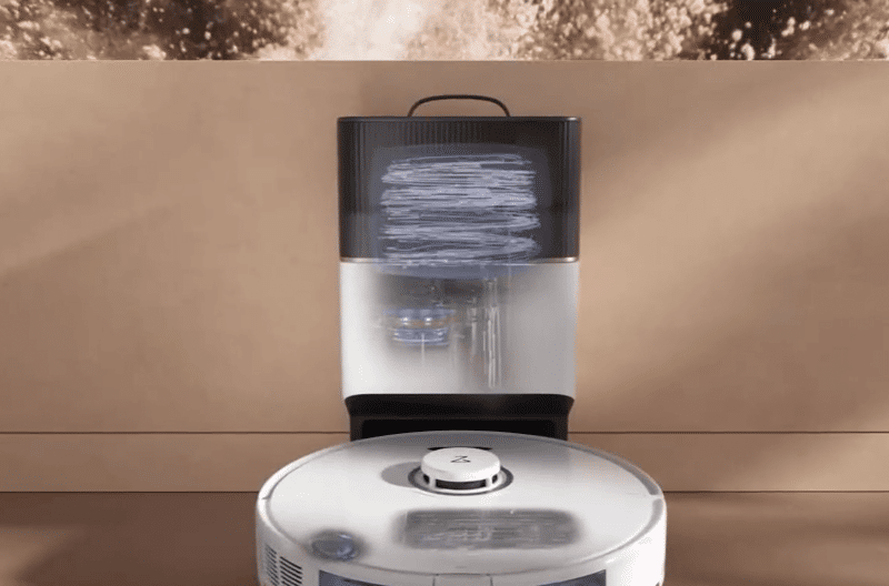 Die Funktionsweise der Absaugstation des Roborock S8+ ist zu sehen.